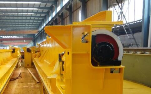 桥式起重机小车跑偏的缘故和解决方案(桥式起重机故障问题)