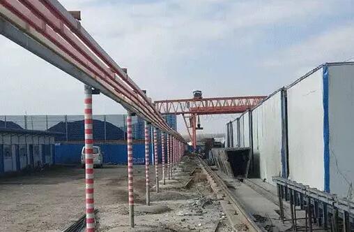 土建基础工程施工时，龙门吊滑触线组装的进展规定