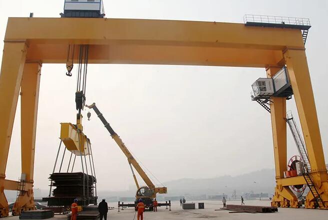 双梁吊钩门式起重机港口使用 双梁吊钩门式起重机港口使用