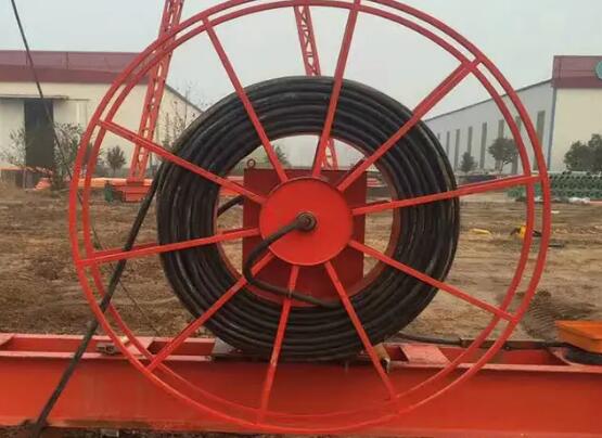 龙门吊的龙门吊电缆卷筒的基本工作原理是什么？