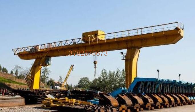 科技含量算不上高,并且它里边的许多机器设备尤其是电气控制系统一部分许多本身便是进口的的,欧美国家彻底可以生产制造并且这个东西原本便是西方国家先搞出去运用的,属于很完善的技术性没什么难题,对于欧美国家为什么不搞那你就应当先搞清我们在国外市场关键靠哪些,在其中之一便是装备制造业,装备制造有别于一般的如车辆之类的工业用品,他的顾客并不是本人全是组织或政府部门,因此一般来说有较强的讲价要素,价钱就成为关键的竞争力要素而不是生产量,换句话说它这一领域属于工程性质的,振华港机我去过多次它的钢结构一部分使用的是往下工程分包方式它给予工业厂房,小包工队工地承包不包料,它按吨数给承包人清算实际职工的薪水它就不管了,因此在市面上面有极强的价钱空间。 不只是桥吊包含水上原油服务平台、一般性的商用船舶、大中型的矿井机器设备及其高铁动车等都属于这一状况,国外我们这一类武器装备工程项目搞得特别多,这种物品你叫西门子PLC这类企业干它也没什么问题可是成本费显而易见,因此你应该知道在工业生产层面在我国的消费性工业用品国外基本上没销售市场例如*常见的车辆,高精密武器装备层面也基本上没销售市场例如高精密数控车床,**可以争夺的便是非标准及其大中型特大型的总包工程类新项目,你说的龙门吊就是这个状况它是属于非标底工业品按要求订制,懂了吧 尽管并不是干这一行的，但可以简洁的说一下本人的了解，龙门吊的技术水平高吗?可以说不高，还可以说很高。怎么讲不高呢，我觉得工业生产基本比较强的我国只需假如不惜代价，仿冒一个应当都能造出。但造出来以后的品质，稳定性毫无疑问比不上中国造的好，这也是可以毫无疑问的。由于工业品中的一切加工工艺，生产加工，拼装中的一个关键点的完善提升都要的时间的累积。 这类累积仅有不断碰到问题，解决困难才可以获得。这应当也算得上工业生产沉积。举例说明，一样是车，为什么初期仿冒国产汽车与原装货对比质量差别这么大呢?非常大一个因素是仿冒只有效仿，不太可能完整的了解每一个螺钉，每一个构件如何使用，为什么那么用。这也是为什么工程图纸一点不低的让你，你也做不出来的缘故。 中国的龙门吊几乎处在垄断性，也用了这些年。各种各样应用工作状况，常见故障几乎都遇到过，如何提高每一个零部件的稳定性，降低设备故障率，碰到问题或是常见故障如何解决，龙门吊的生产商这些年的累积都门清，不必小瞧这一点。这全是真实工作经验一点点累积上去的，是任意一个厂商的关键技术，也是使用价值反映。所以说，龙门吊的技术水平高，就高在这儿。 一个龙门吊正常的维护保养，持续应用五年，十年几乎不出常见故障，作出那样的龙门吊，那就是必须非常高的科技含量。假如只是作出一个能用的龙门吊，但常常出常见故障，必须常常检修，那么就不用很高的技术性。因此我就说，欧美国家工业强国假如想造大中型龙门吊，以它们的工业生产基本，毫无疑问能造出，可造出来之后，价钱没优点，品质又比不上中国的好，市场需求又小，那还造哪些，只有从中国买。 我很承担责任的说，从基本原理而言要吊装大吨数的物品科技含量真不高，例如造2个大钢块，造一个非常厚的圈筒，镀锌钢丝绳根据动滑轮组绕个1000好几个，1000吨的计算下来也才是多少?初初中过吧! 可是，你需要考虑到具体运用状况，这类物品你真上来吊可能就上百吨了，有哪些工业厂房能承担?还用来应用?还需要不必走动?? 告知你们什么叫做技术性! 1，满足需求， 2，方便使用(例如轻量) 3，成本费减少。。 这三点便是一切机器设备的关键技术，就例如哪些数控车床要德国的，由于他的高精度，达到了要求，中国做不到，因此价钱贵也没法!