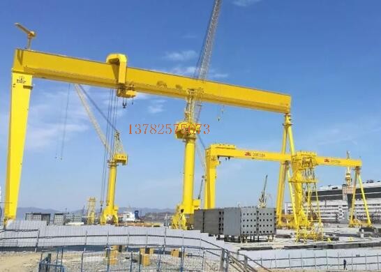 造船厂的巨型龙门吊为何两条腿不一样？