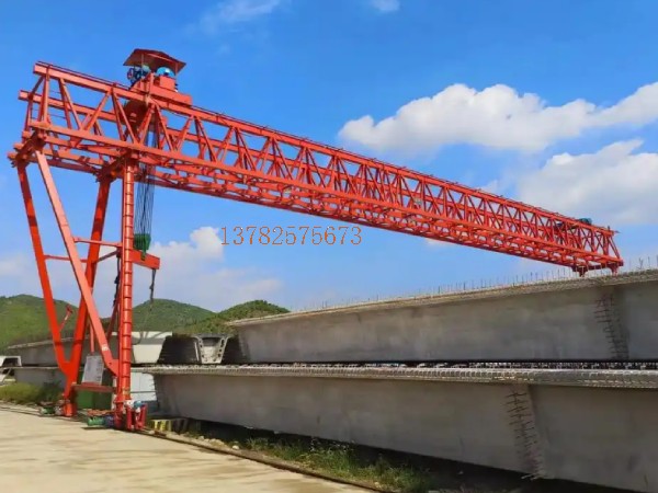 龙门吊门式起重机作业时确保下方人员**的规范有哪些？